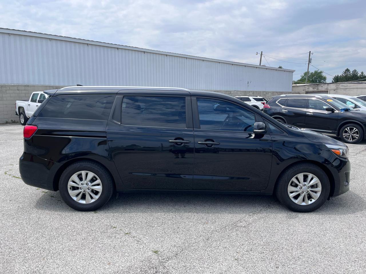 Used 2016 Kia Sedona LX w/ Option Group 020 FWD image 2