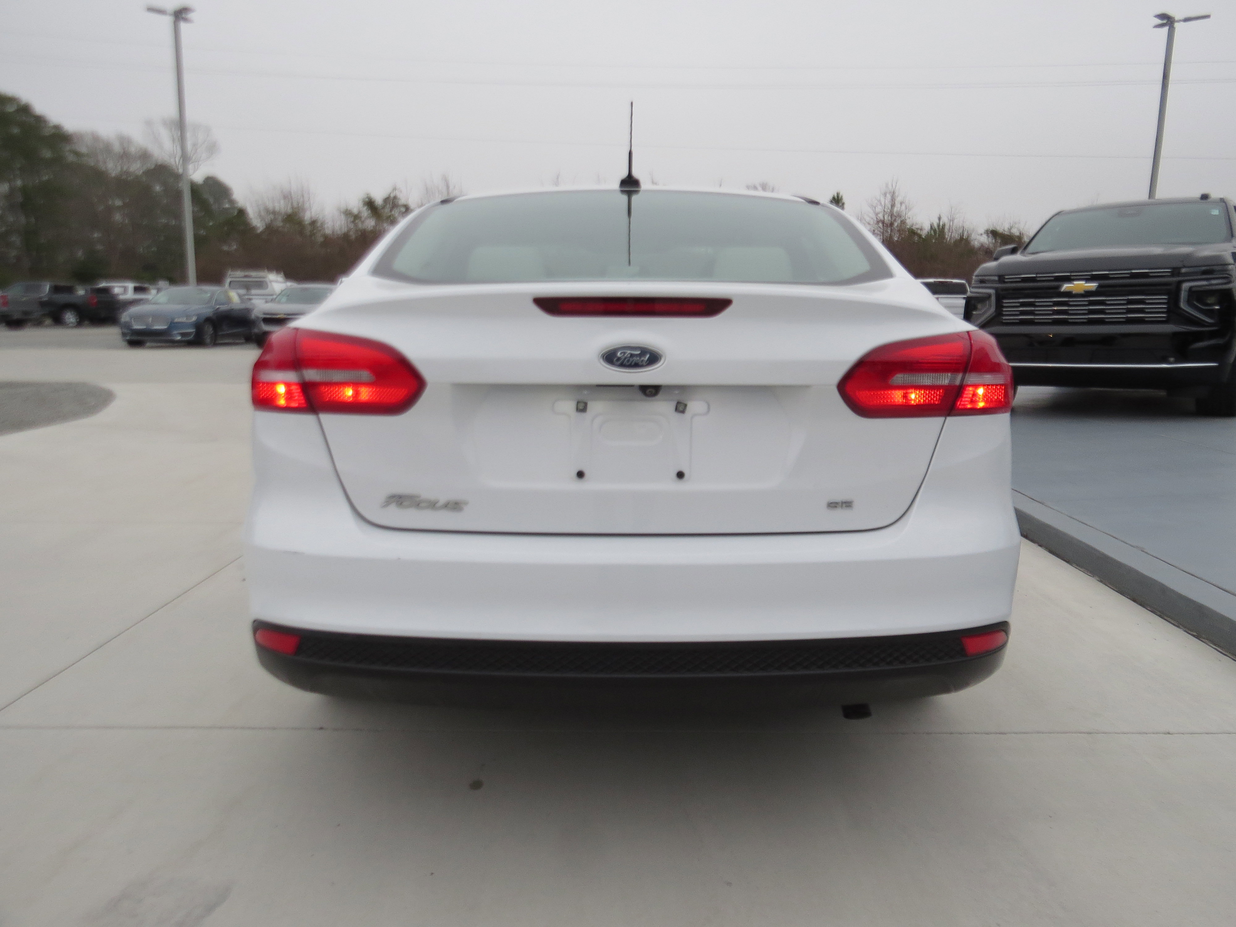 Used 2018 Ford Focus SE w/ SE Appearance Package image 4