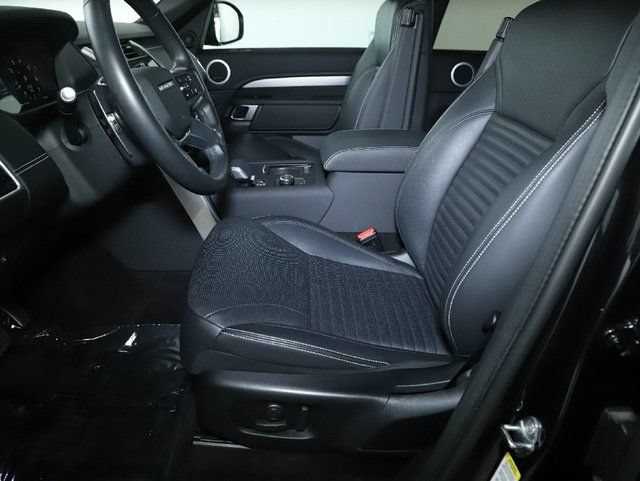 Used 2025 Land Rover Discovery Dynamic SE AWD/4WD image 17