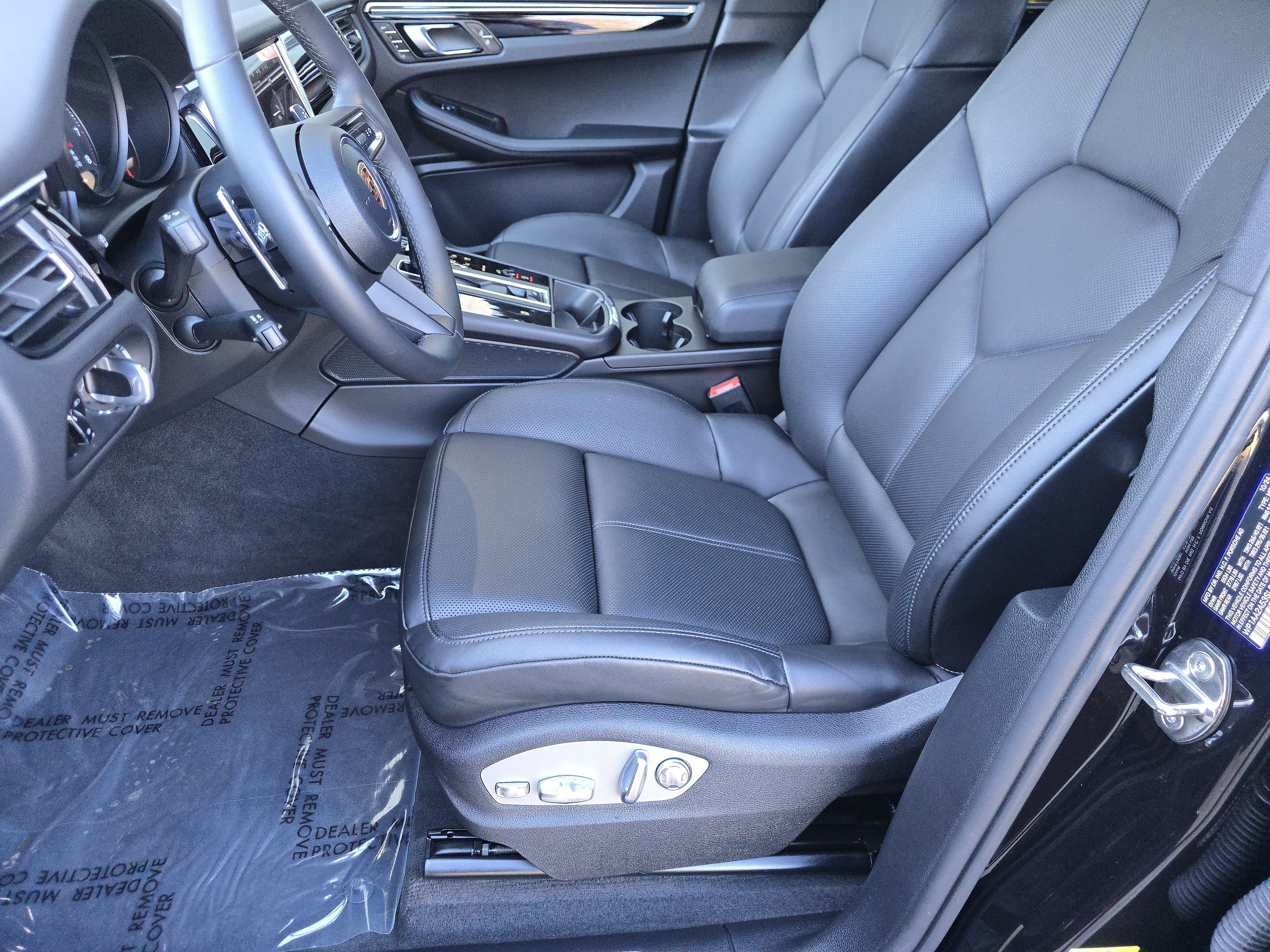 Certified 2025 Porsche Macan AWD/4WD image 5