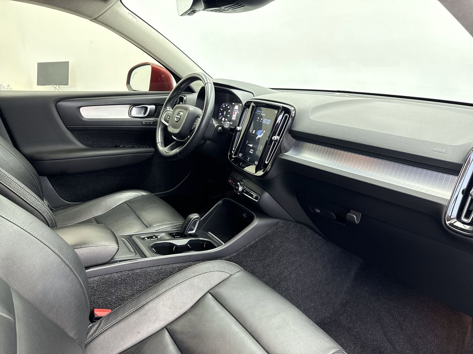 Used 2019 Volvo XC40 T5 Momentum image 33