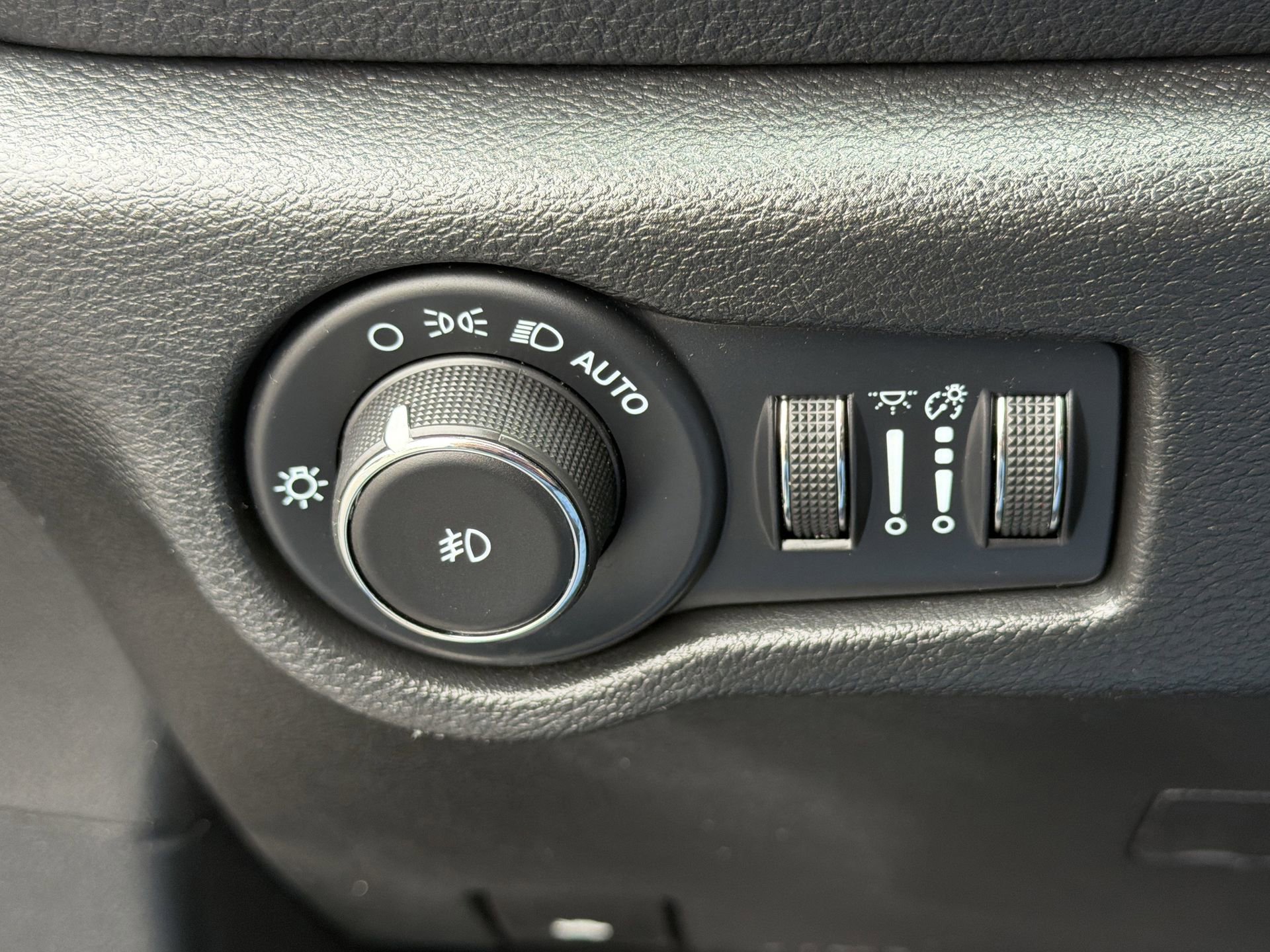 Used 2023 Chrysler Pacifica Touring image 16