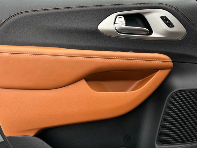 New 2026 Chrysler Pacifica Pinnacle image 13