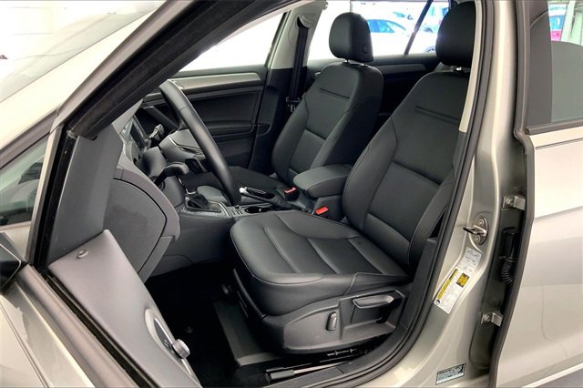 Used 2017 Volkswagen Golf 4-Door image 25