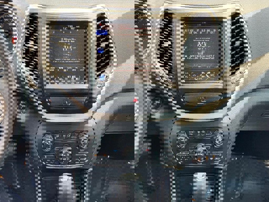 Used 2018 Jeep Cherokee Latitude Plus image 17