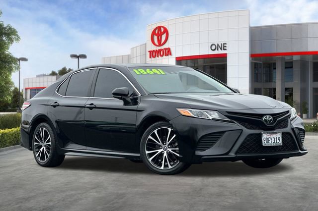 Used 2020 Toyota Camry SE FWD image 2