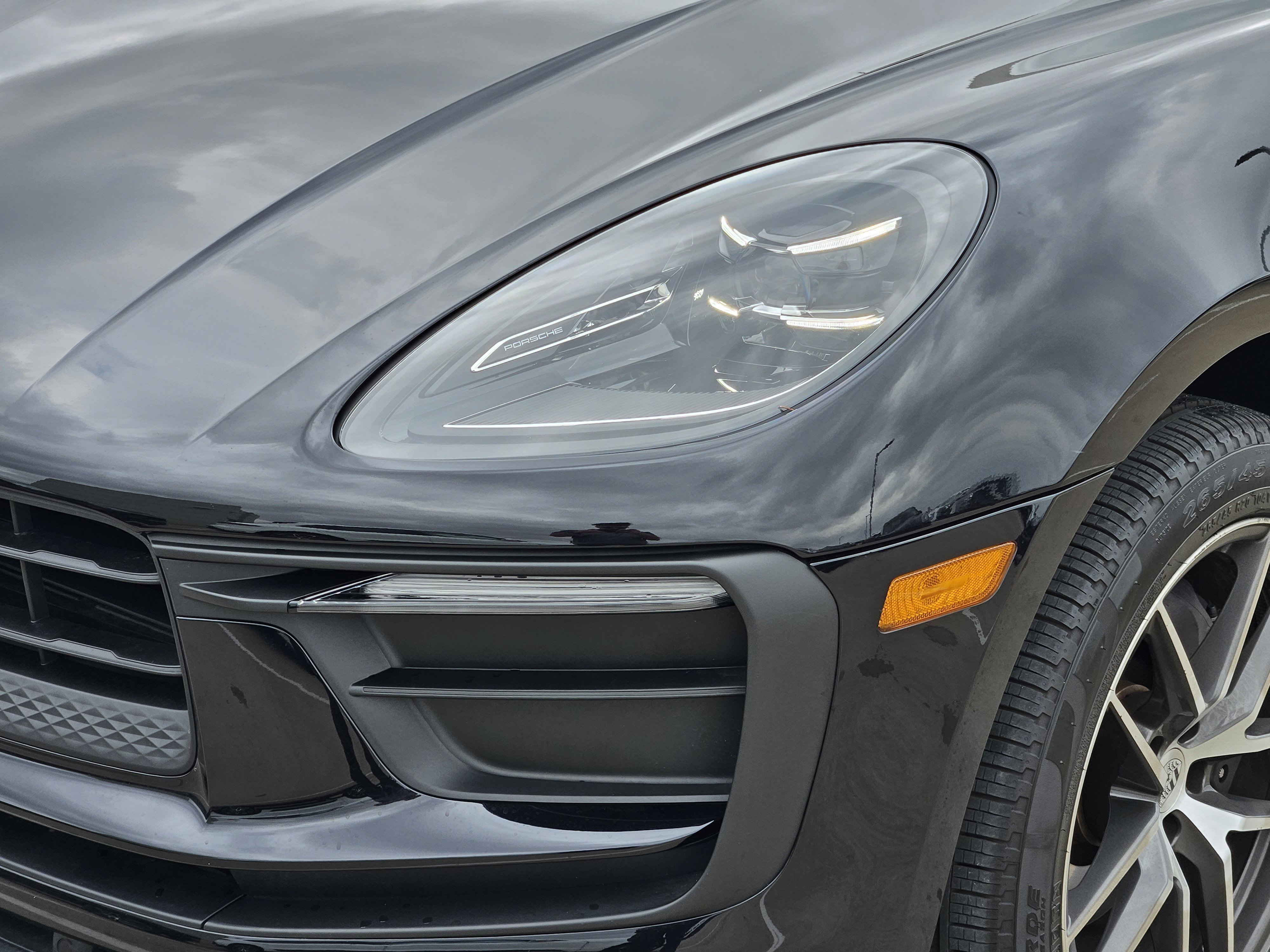 Certified 2025 Porsche Macan image 12
