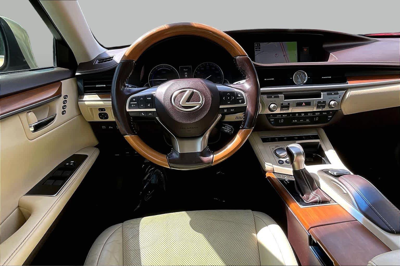 Used 2017 Lexus ES 300h w/ Luxury Package FWD image 6