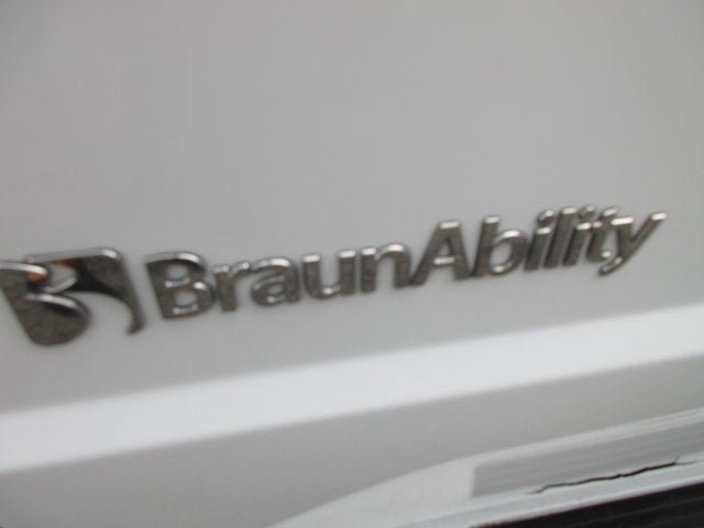 Used 2019 Dodge Grand Caravan SE FWD image 2