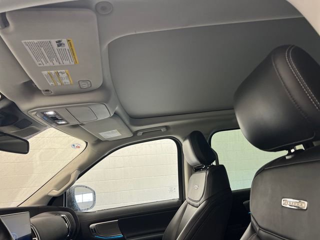 Used 2025 Ford Expedition Platinum image 14