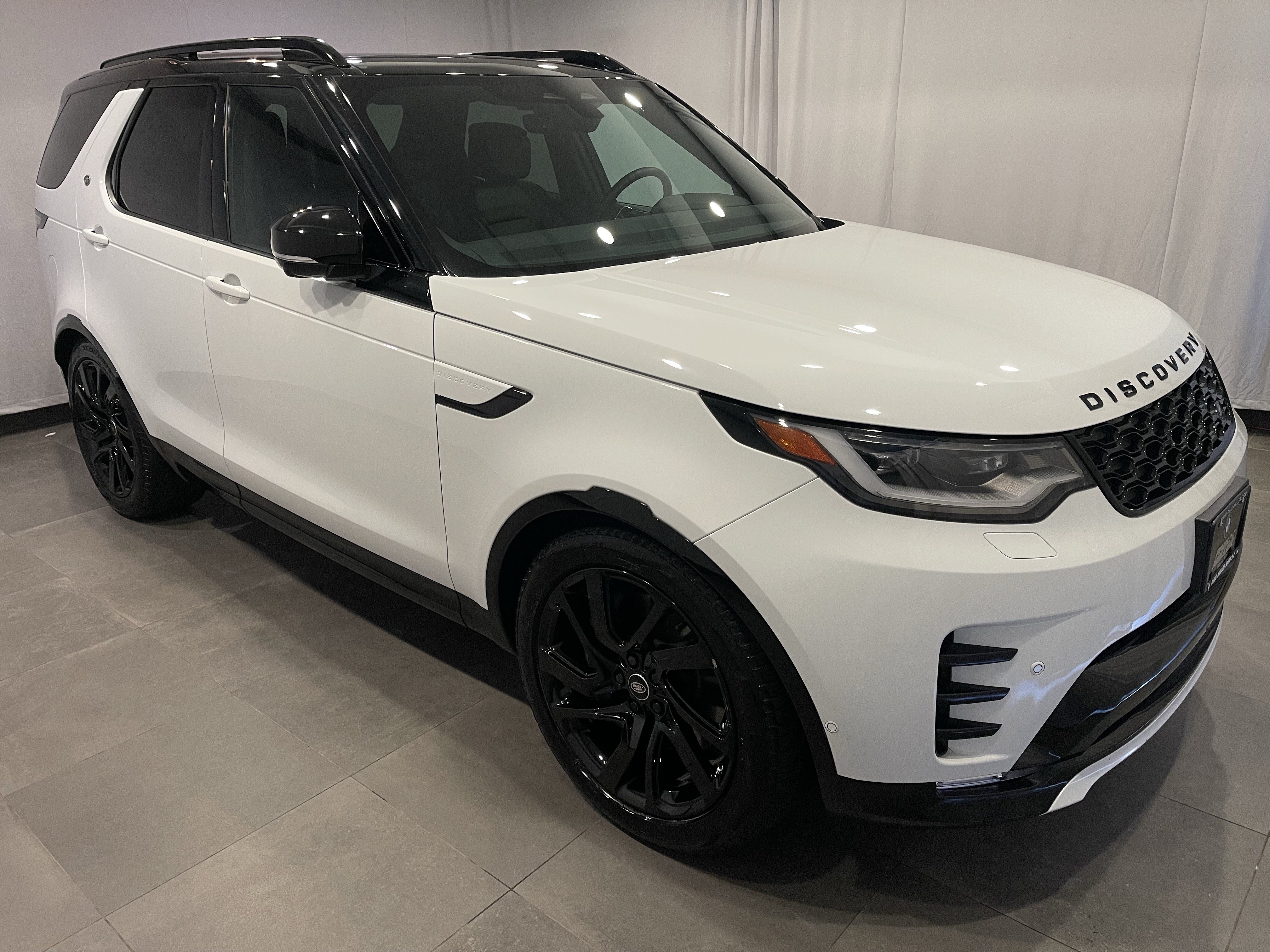 Used 2025 Land Rover Discovery Dynamic SE AWD/4WD image 3
