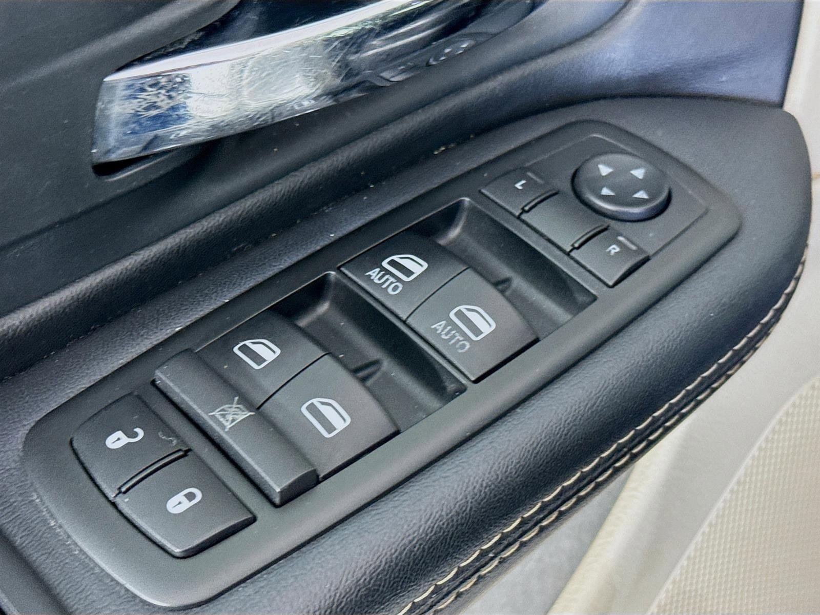 Used 2014 Chrysler Town & Country Touring image 18