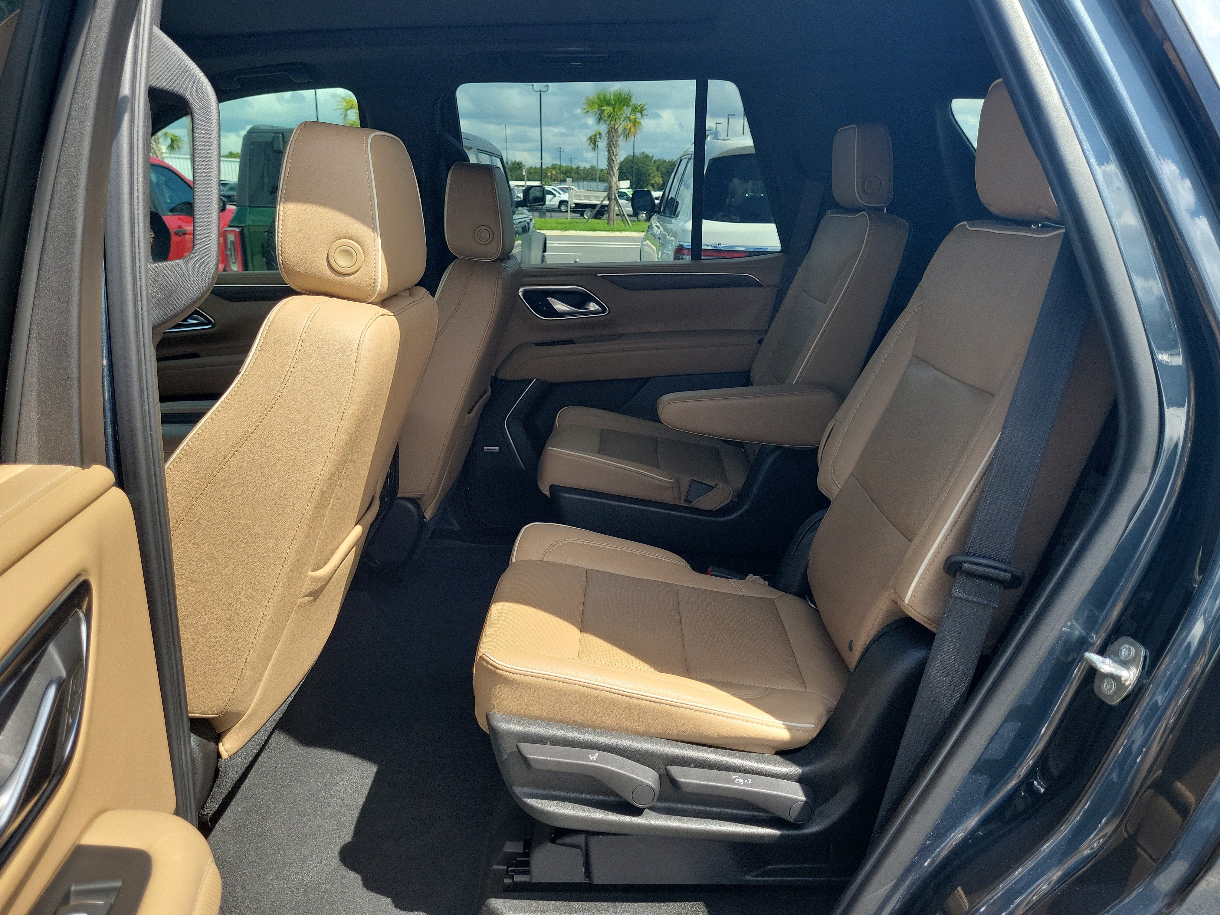 Used 2021 Chevrolet Tahoe Premier w/ Premium Package AWD/4WD image 15
