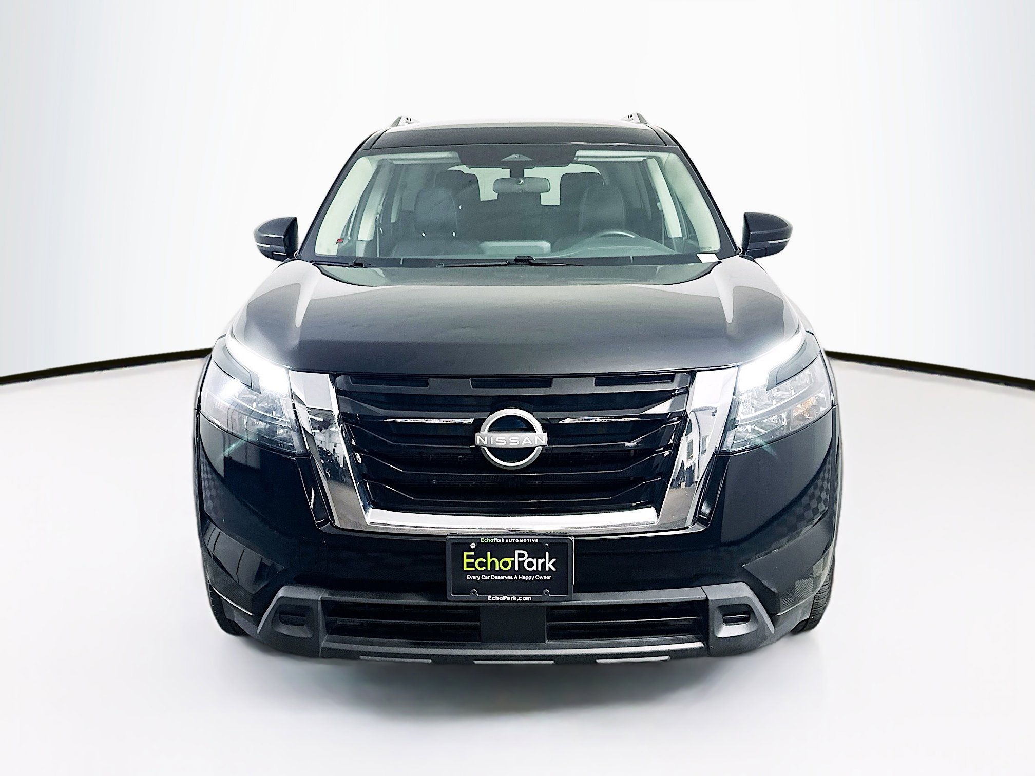 Used 2025 Nissan Pathfinder SV image 2