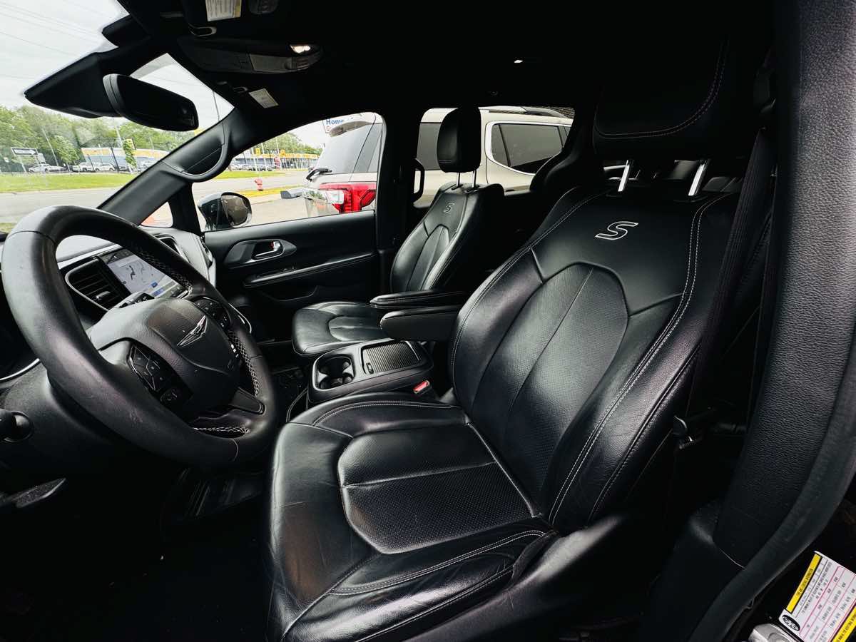 Used 2022 Chrysler Pacifica Touring-L w/ S Appearance Package FWD image 13