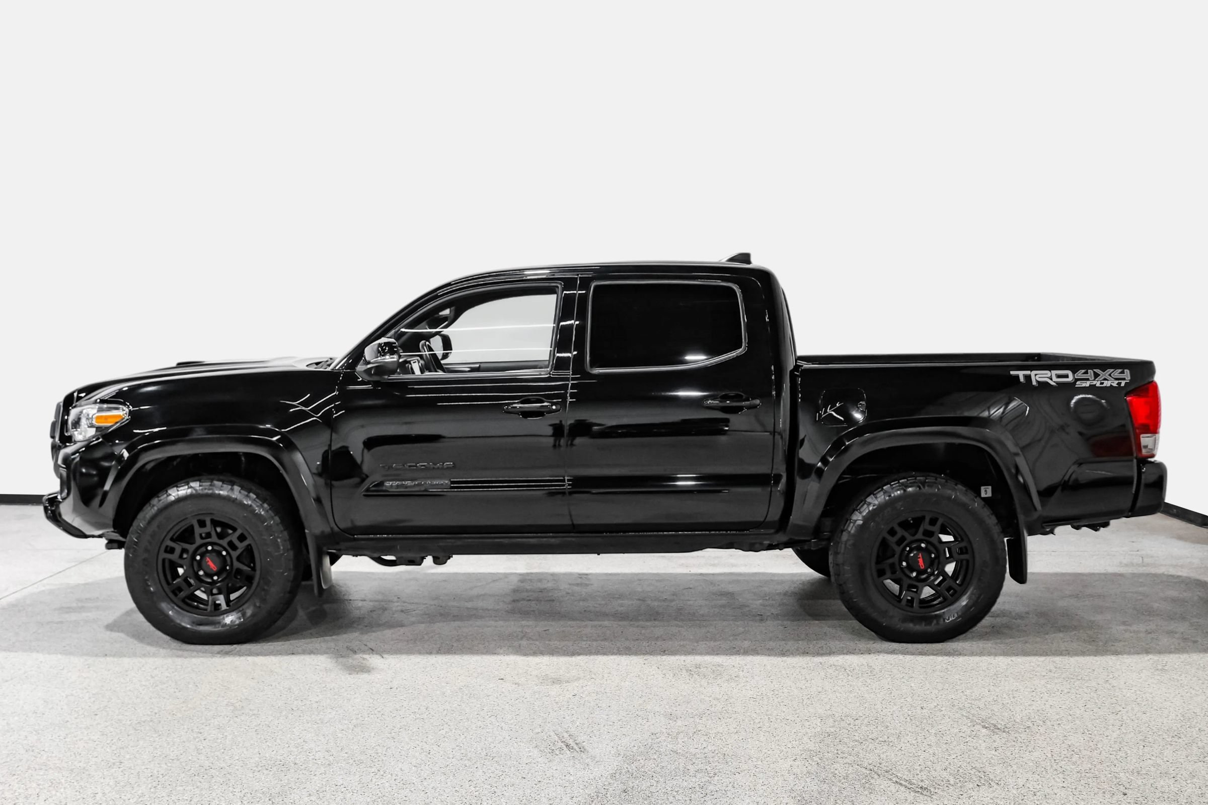Used 2017 Toyota Tacoma TRD Sport w/ Premium & Technology Package AWD/4WD image 9