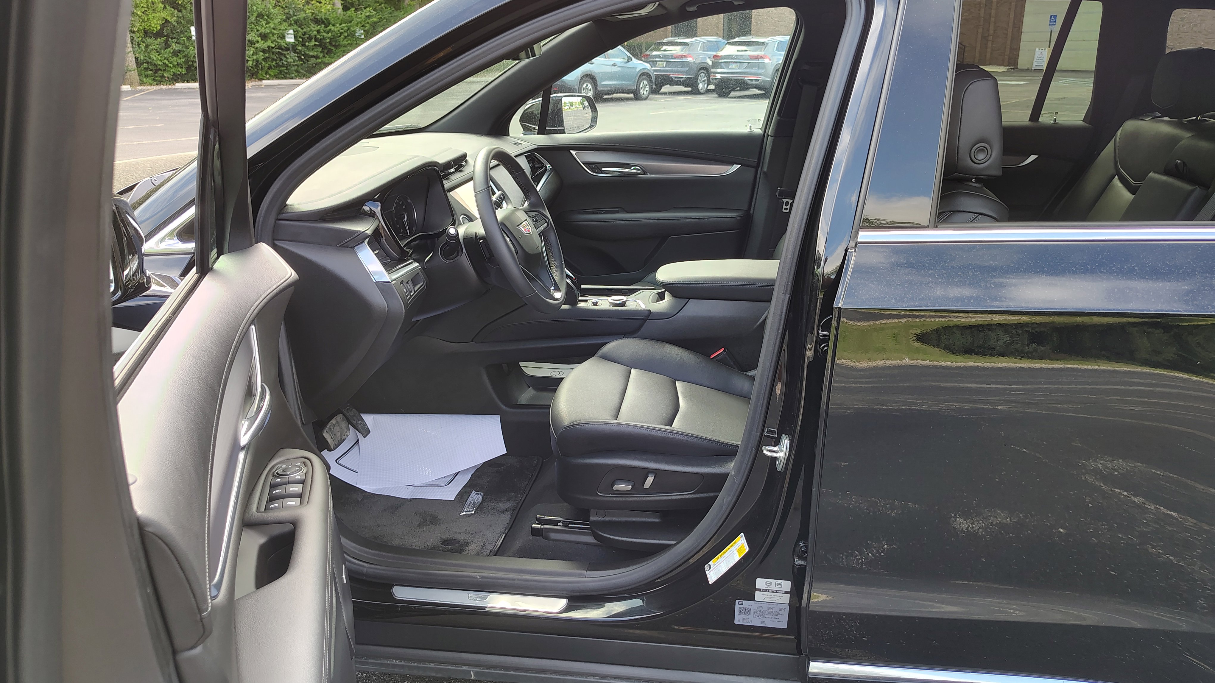 New 2025 Cadillac XT6 Luxury w/ LPO, Premium Carpet Package image 8