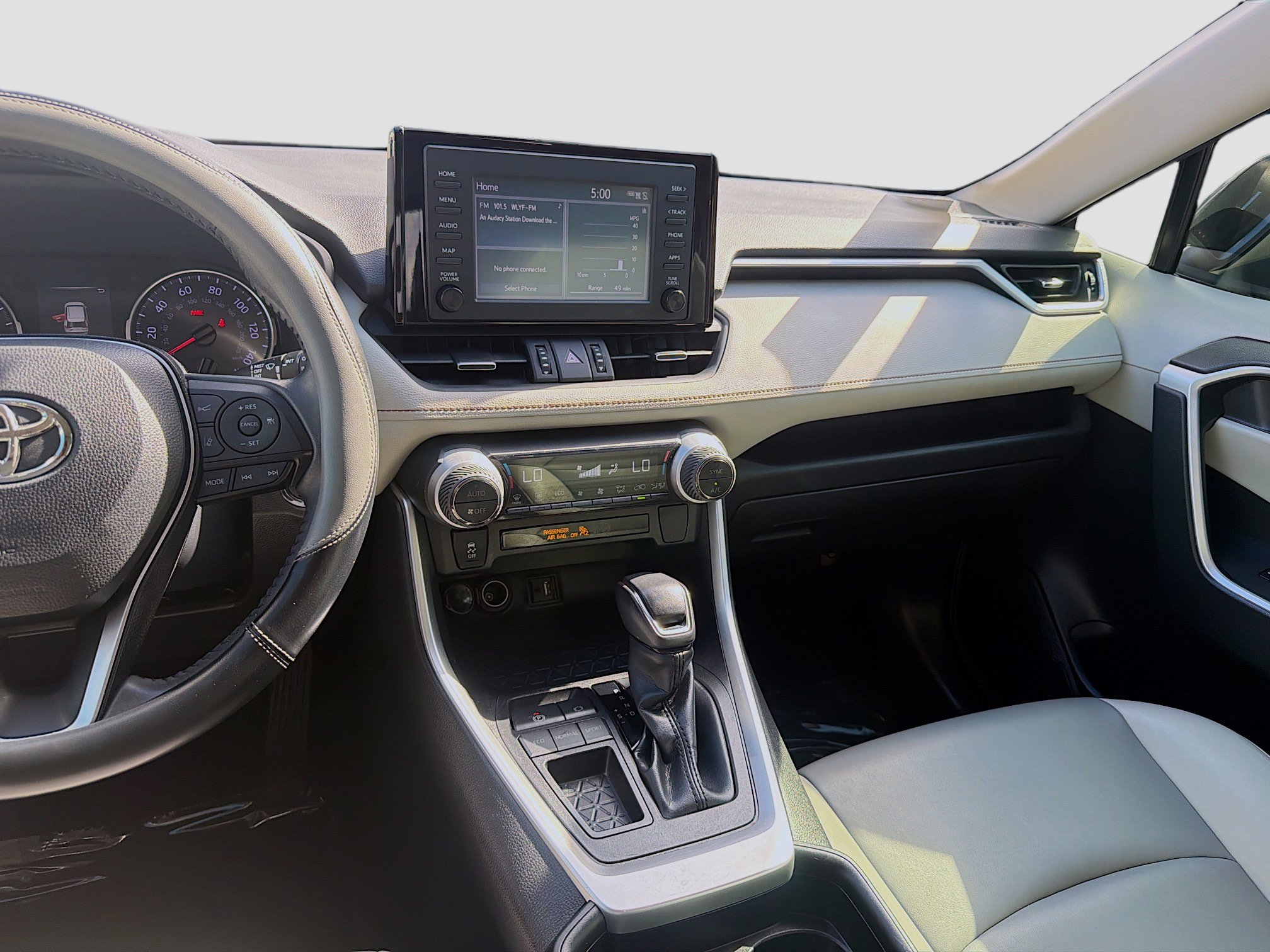 Used 2019 Toyota RAV4 XLE Premium FWD image 22