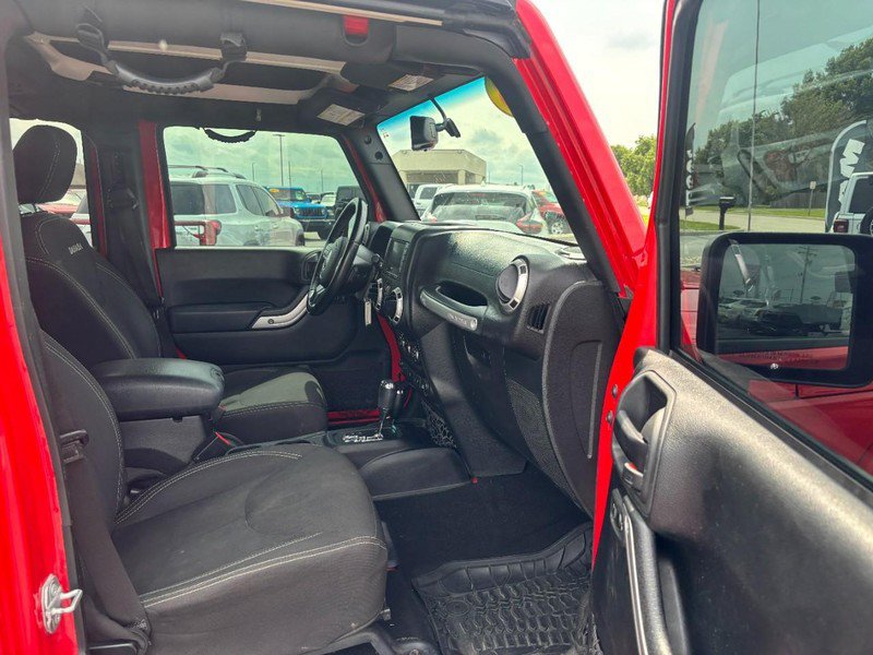 Used 2018 Jeep Wrangler Unlimited Sahara w/ Connectivity Group AWD/4WD image 11