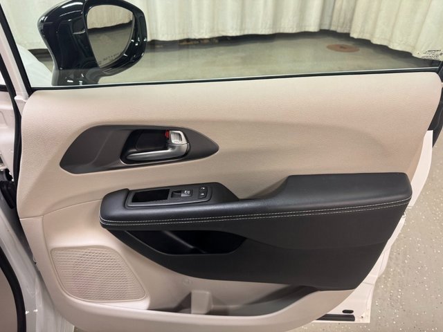 Used 2024 Chrysler Pacifica Touring-L image 31