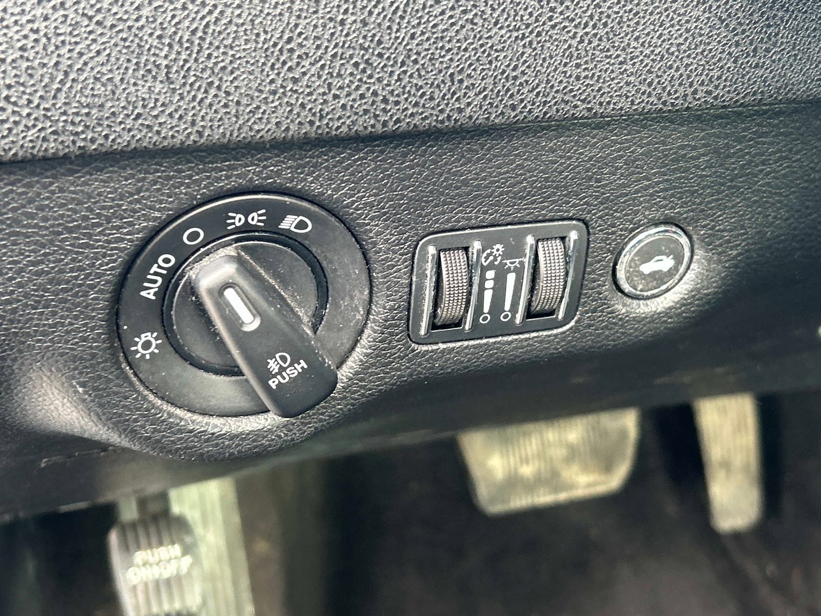 Used 2016 Dodge Charger SXT image 23