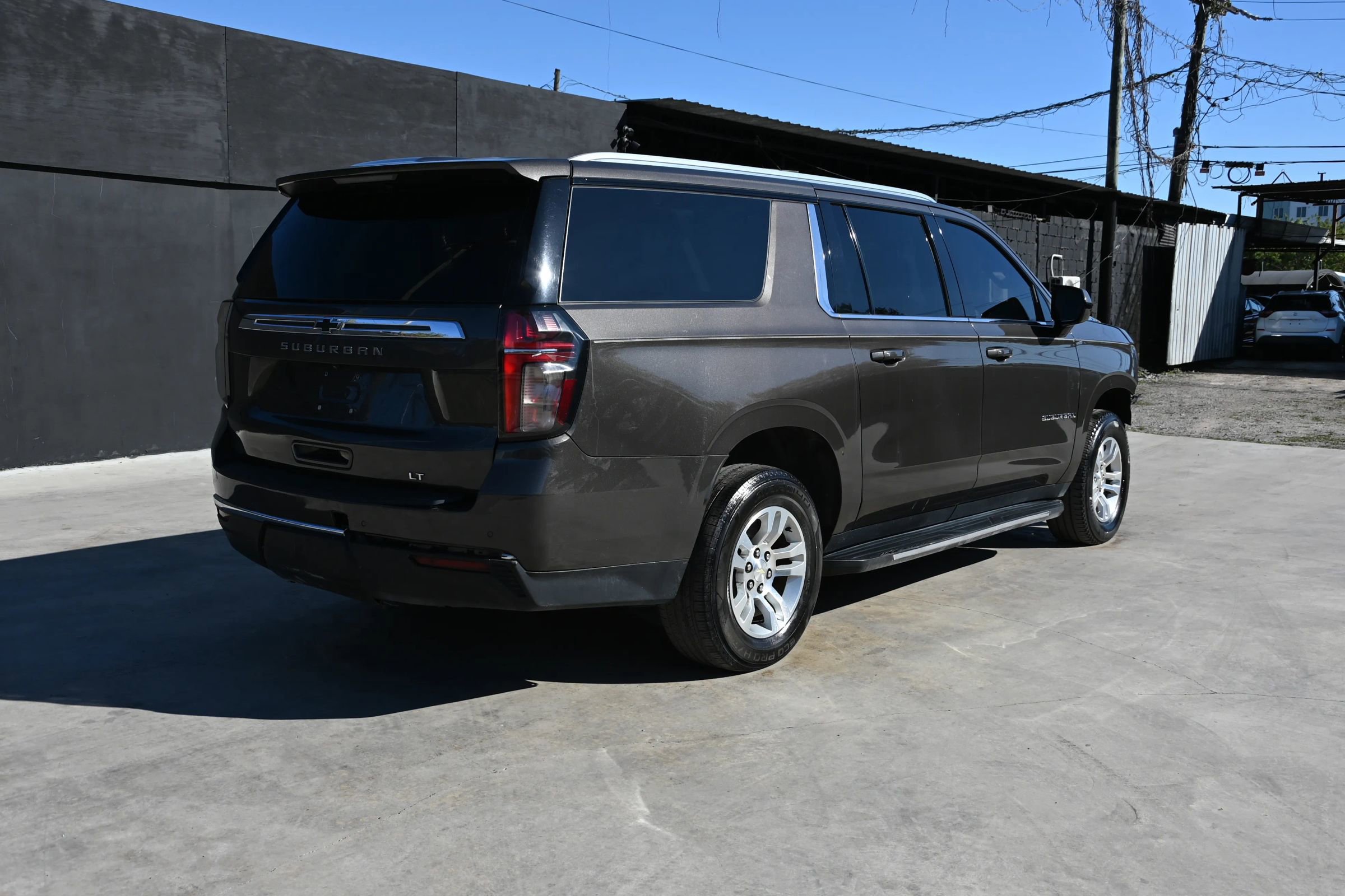 Used 2021 Chevrolet Suburban LT image 3