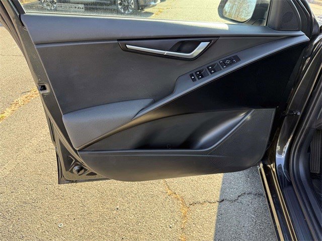 Used 2023 Kia Niro LX image 12