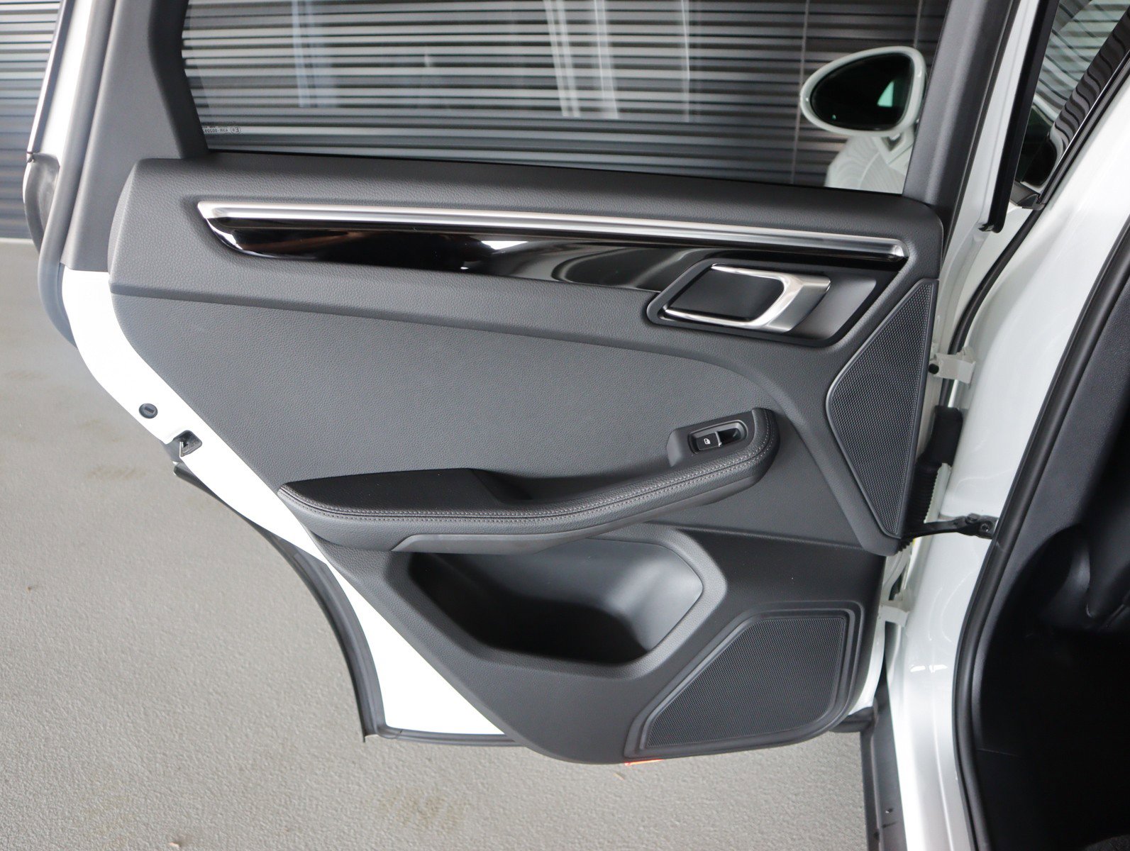 Used 2023 Porsche Macan AWD/4WD image 23