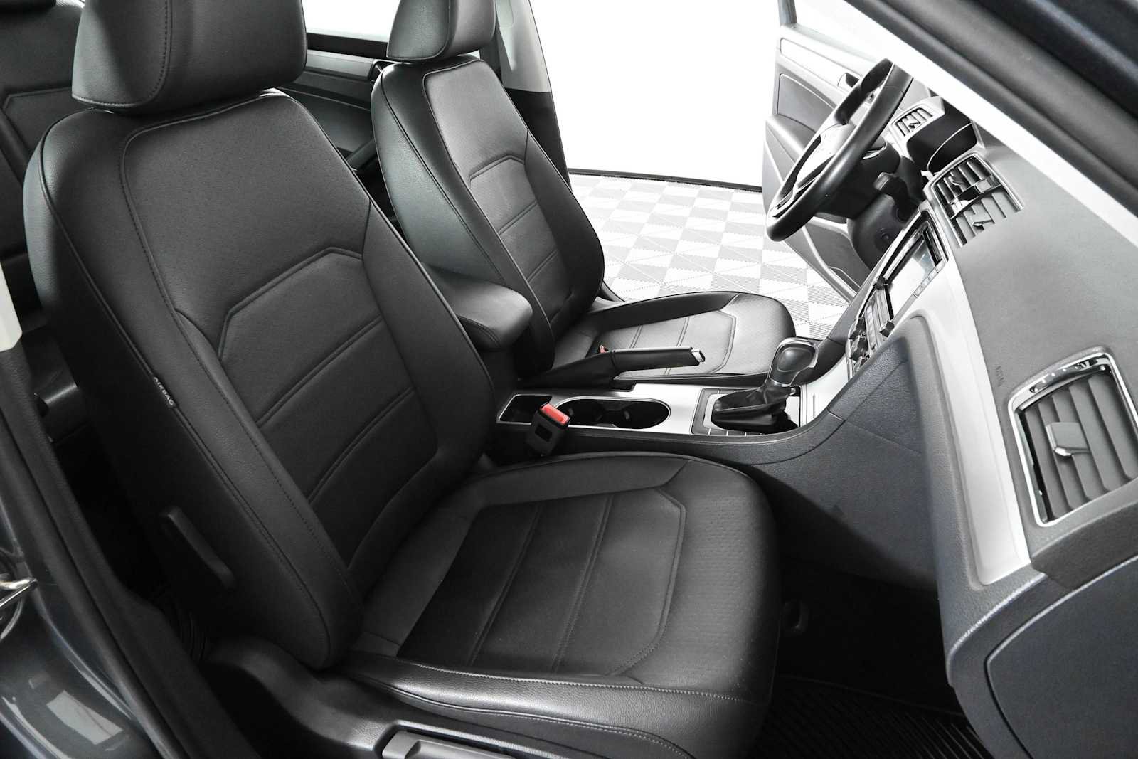 Used 2019 Volkswagen Passat 2.0T Wolfsburg FWD image 11