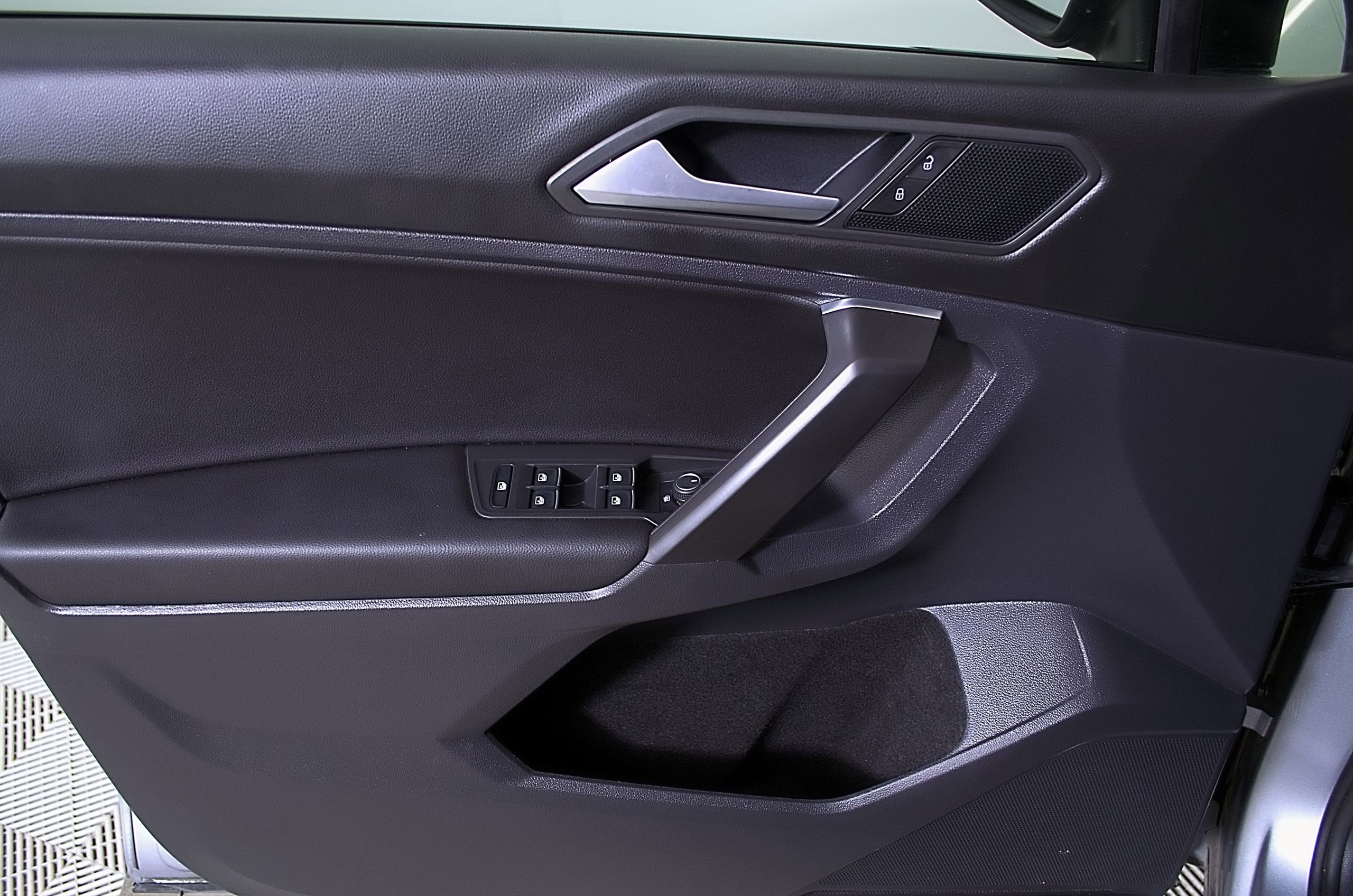Used 2021 Volkswagen Tiguan SE FWD image 15