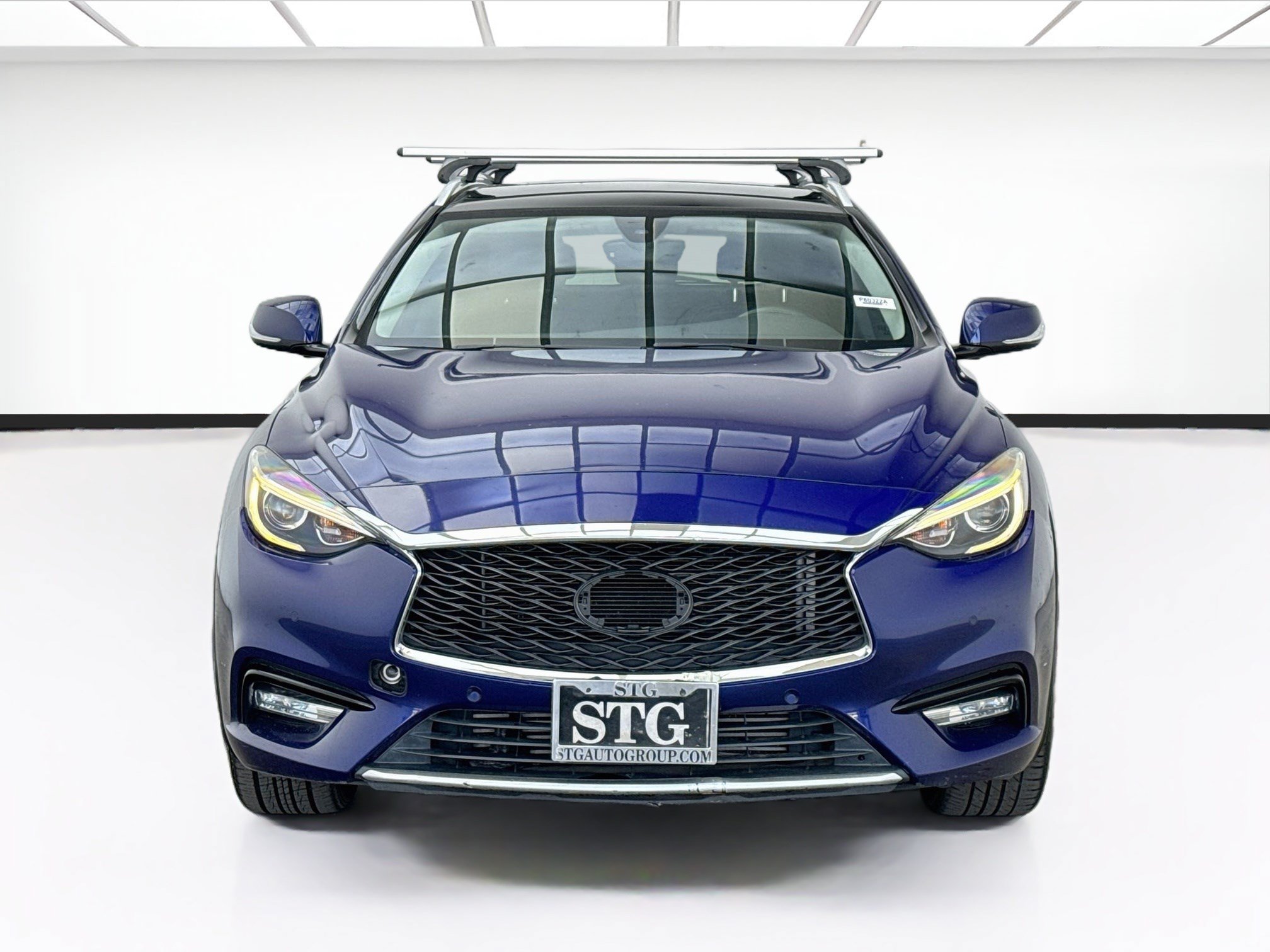 Used 2018 INFINITI QX30 Premium w/ Navigation Package FWD image 2