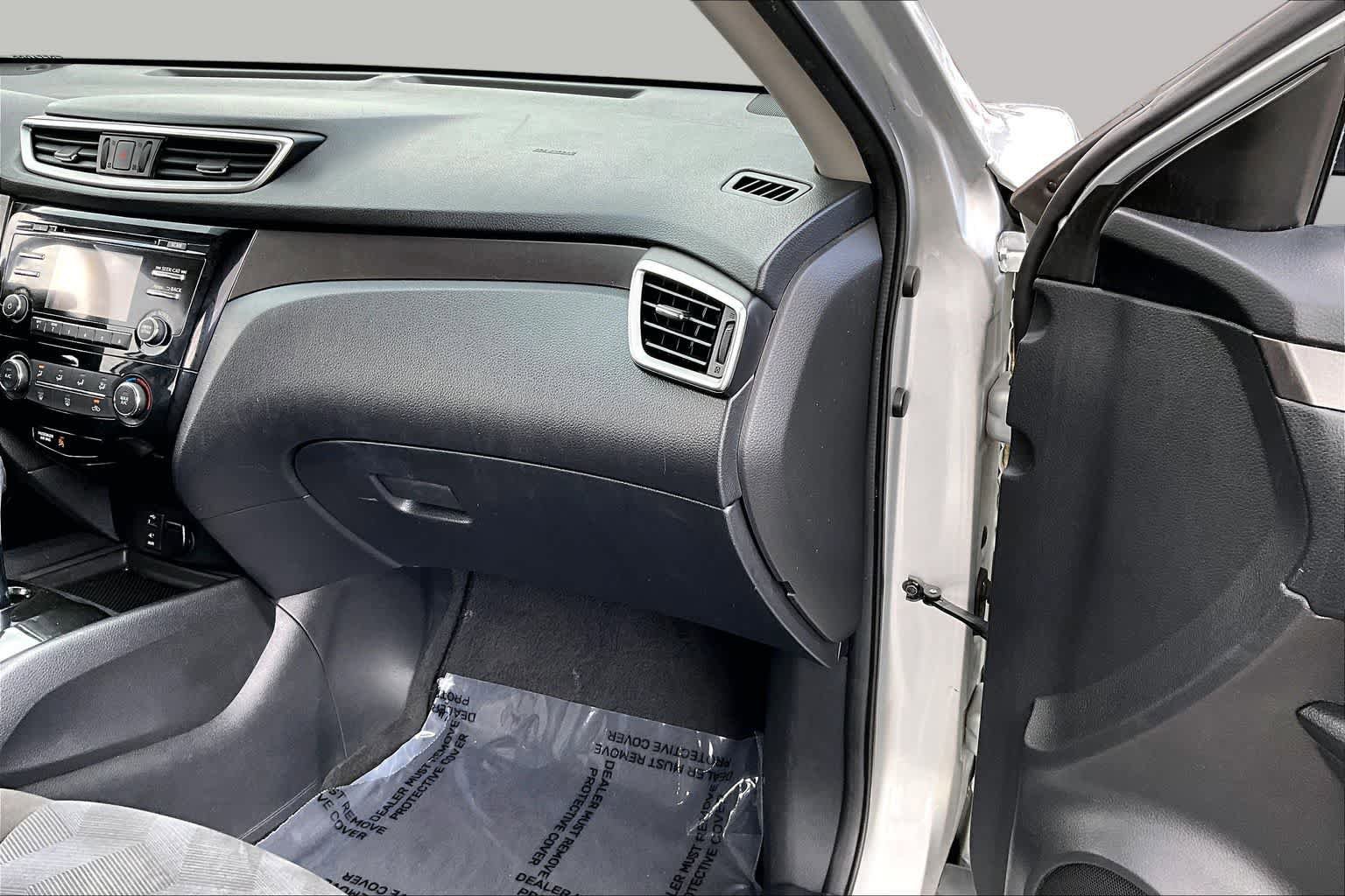 Used 2015 Nissan Rogue S FWD image 18