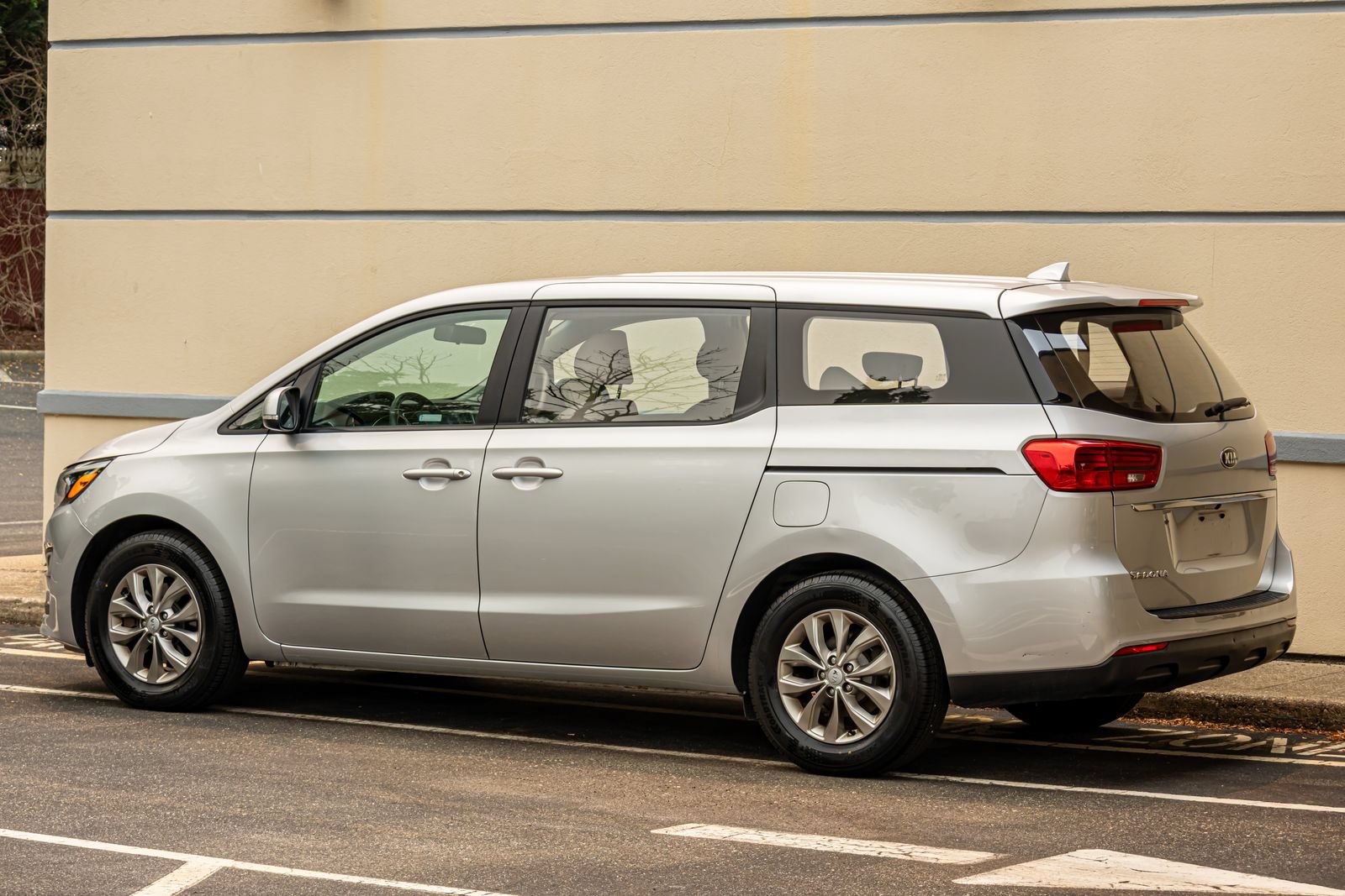 Used 2019 Kia Sedona L FWD image 11