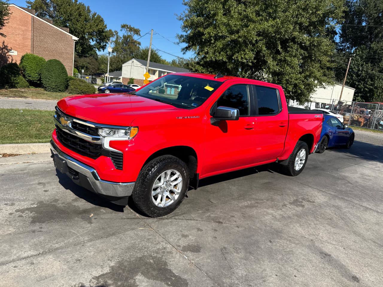 Used 2022 Chevrolet Silverado 1500 LT AWD/4WD image 2