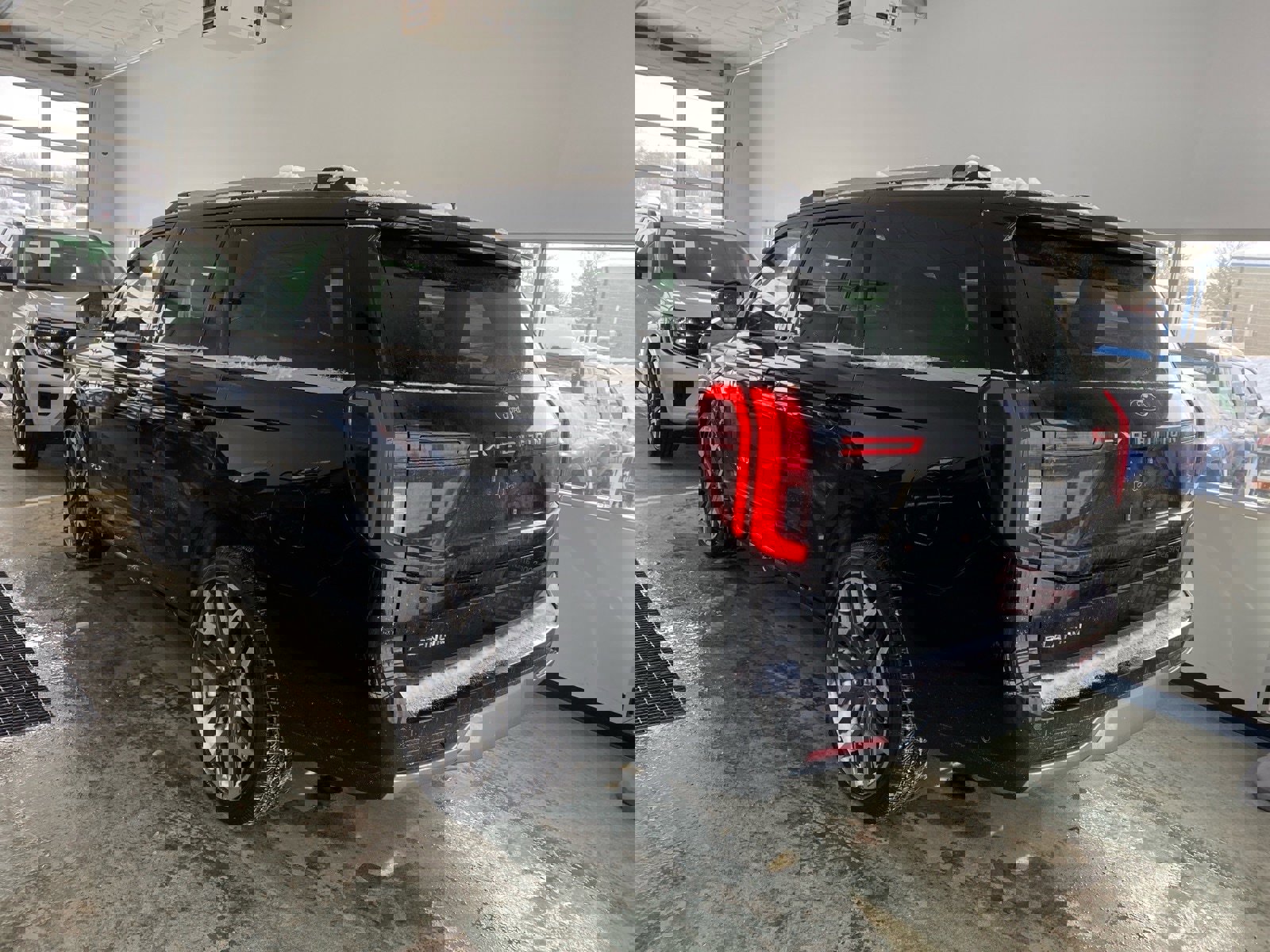 Used 2025 Ford Expedition Platinum w/ Platinum Ultimate Package video 2