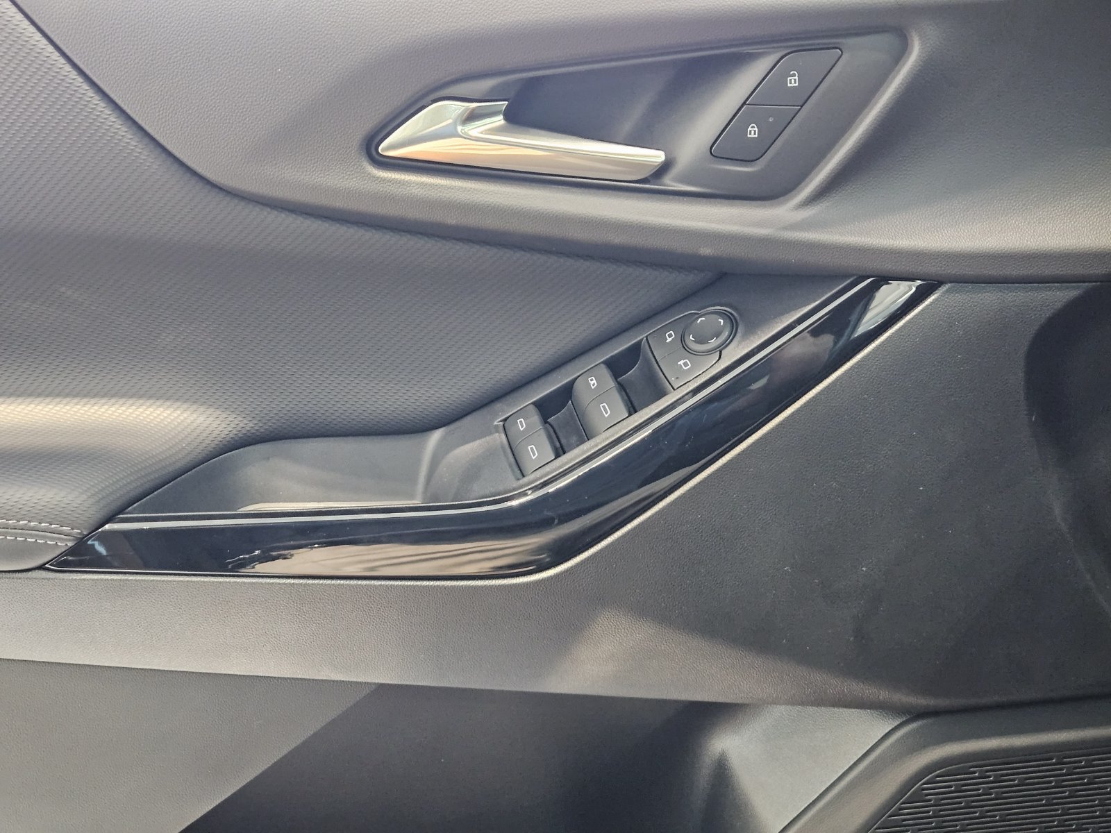 New 2027 Chevrolet Equinox LT w/ Safety and Technology Package FWD image 24