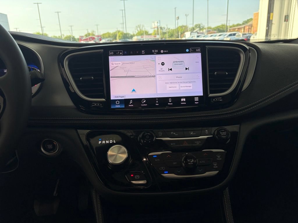 Used 2025 Chrysler Pacifica Limited FWD image 7