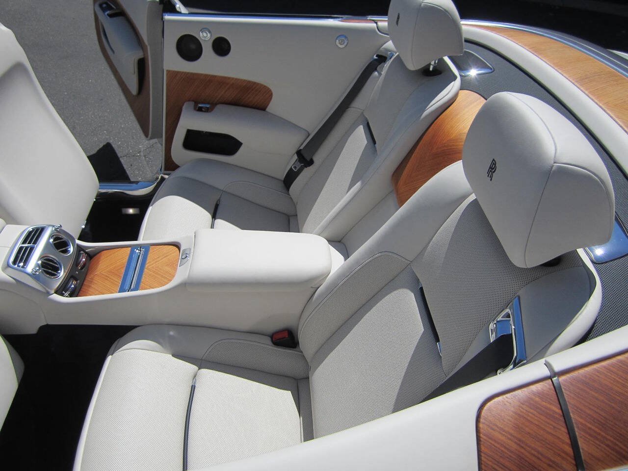Used 2016 Rolls-Royce Dawn RWD image 27