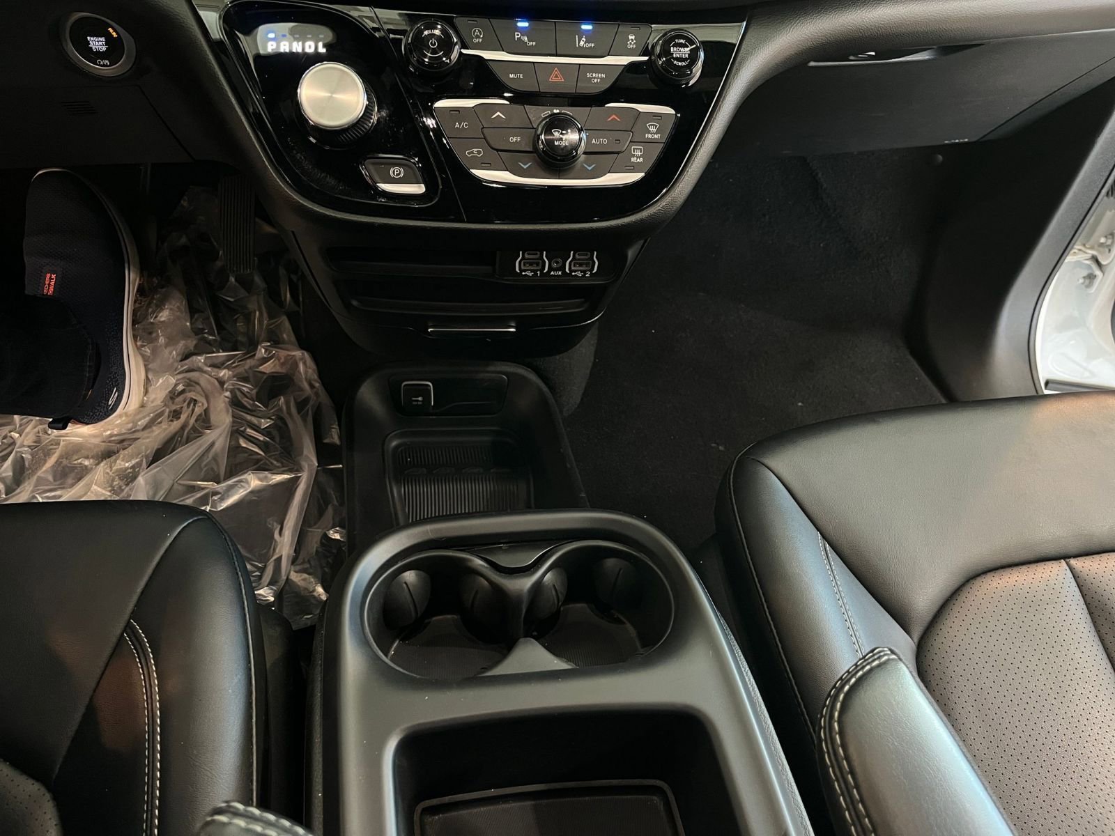 Used 2025 Chrysler Pacifica Select image 42