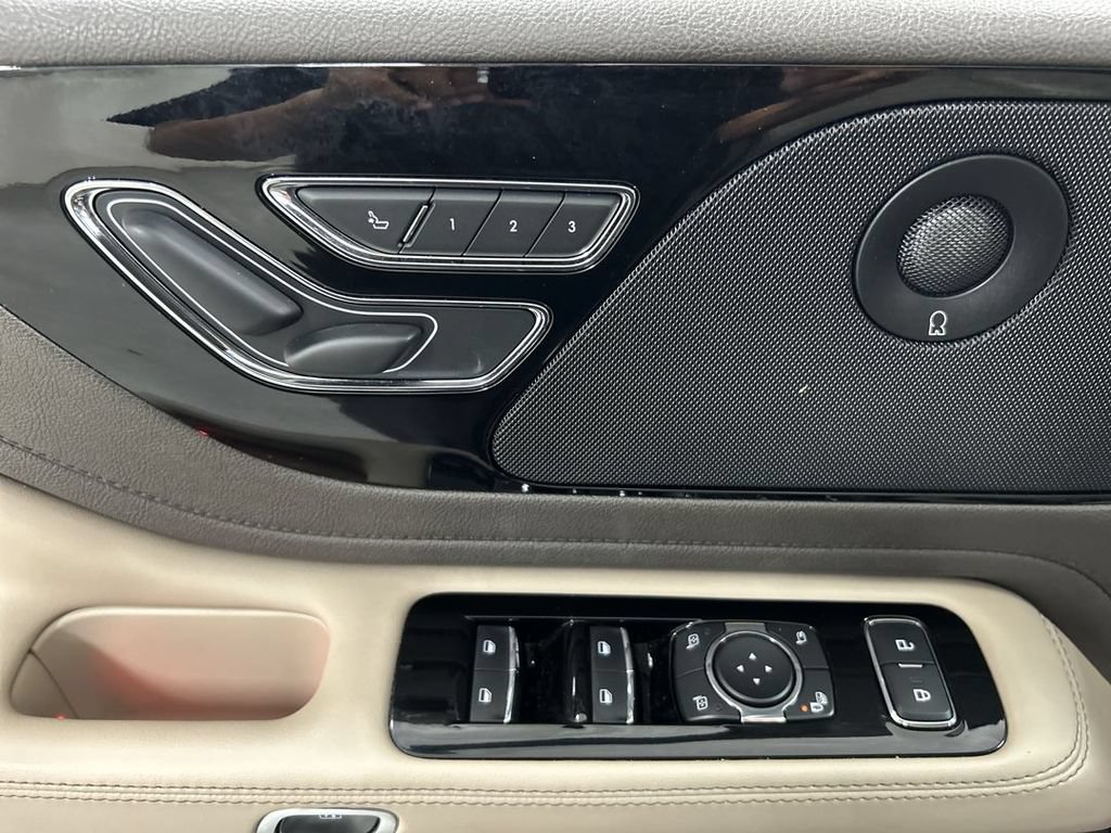 Used 2022 Lincoln Aviator Reserve w/ Elements Package Plus AWD/4WD image 11