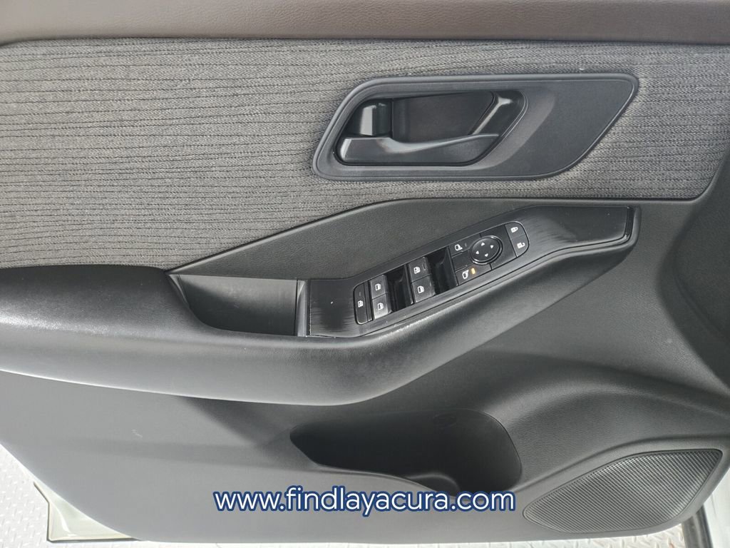 Used 2023 Nissan Rogue S image 18