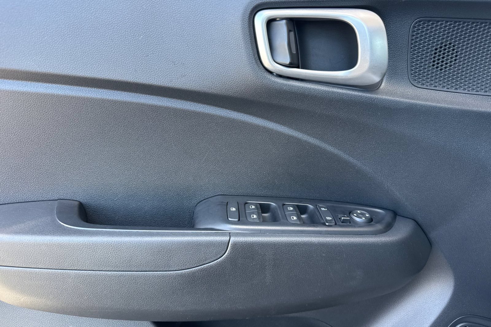 Used 2025 Hyundai Venue SEL FWD image 12