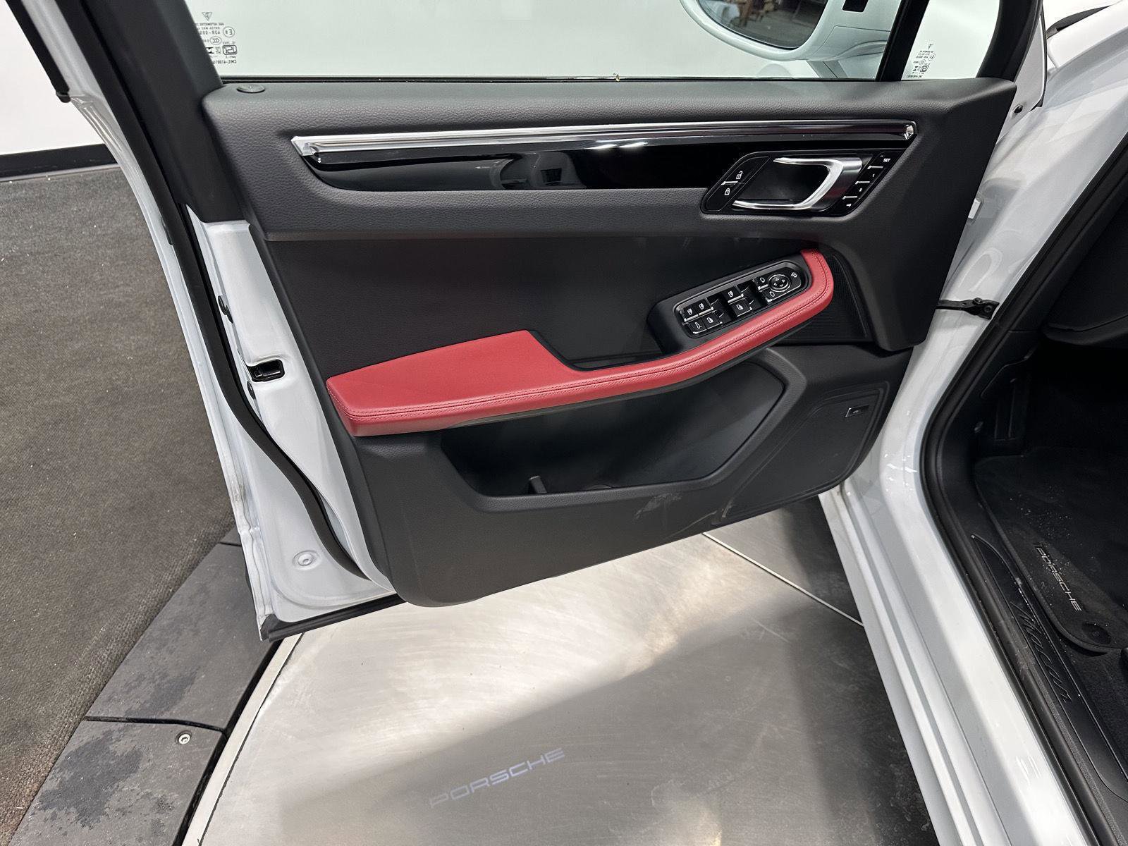 Certified 2025 Porsche Macan image 15