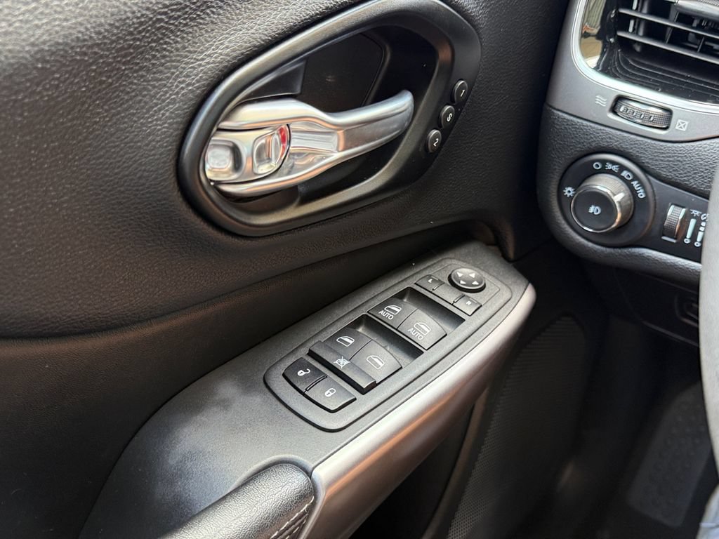 Certified 2022 Jeep Cherokee Limited AWD/4WD image 25