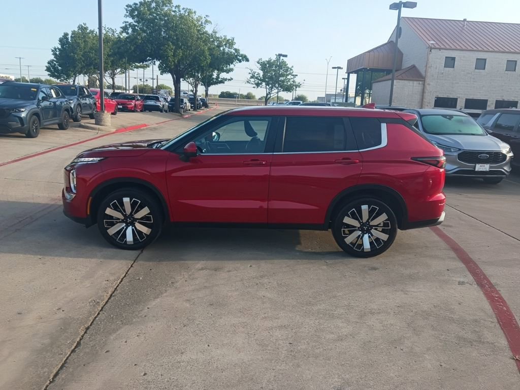 Used 2025 Mitsubishi Outlander SE image 4