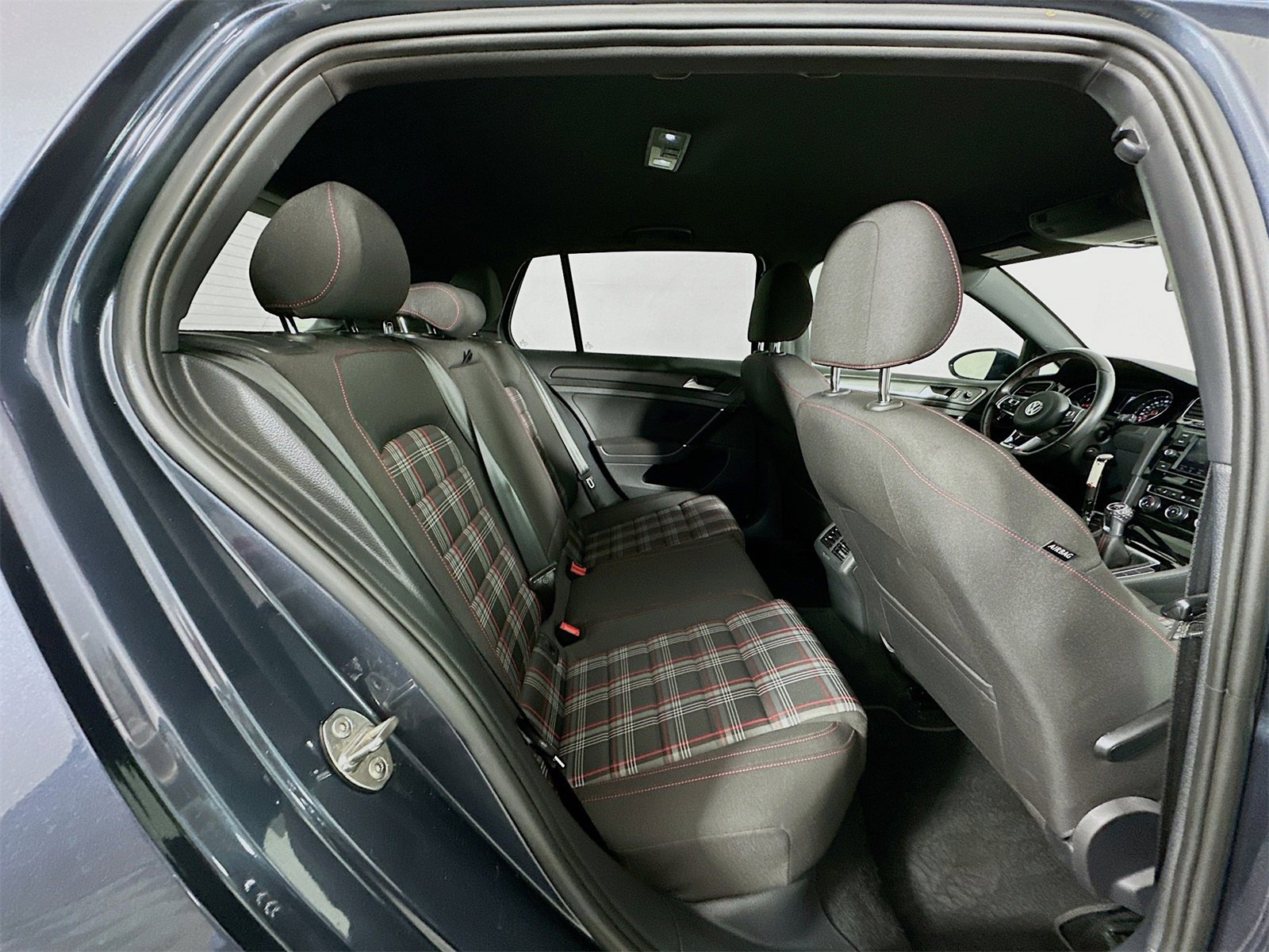 Used 2018 Volkswagen Golf 4-Door image 26