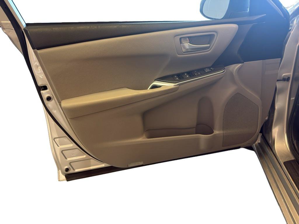 Used 2016 Toyota Camry SE FWD image 15