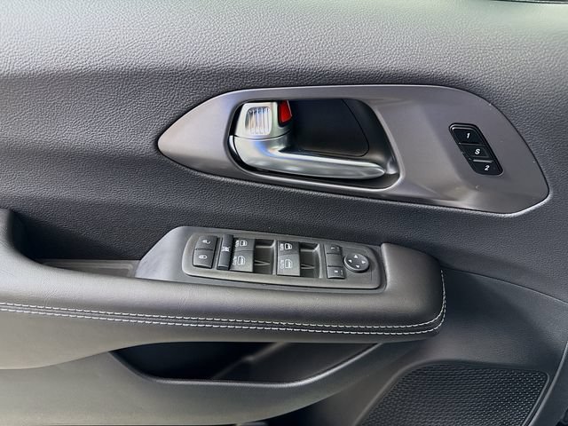 New 2026 Chrysler Pacifica Select w/ S Appearance Package FWD image 17