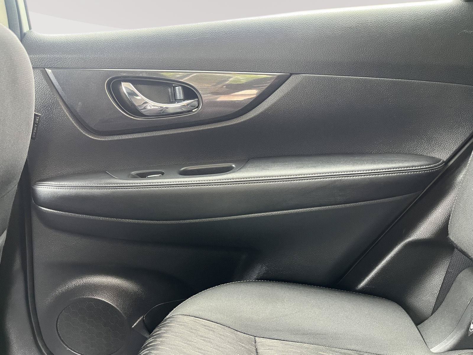 Used 2018 Nissan Rogue SV AWD/4WD image 15