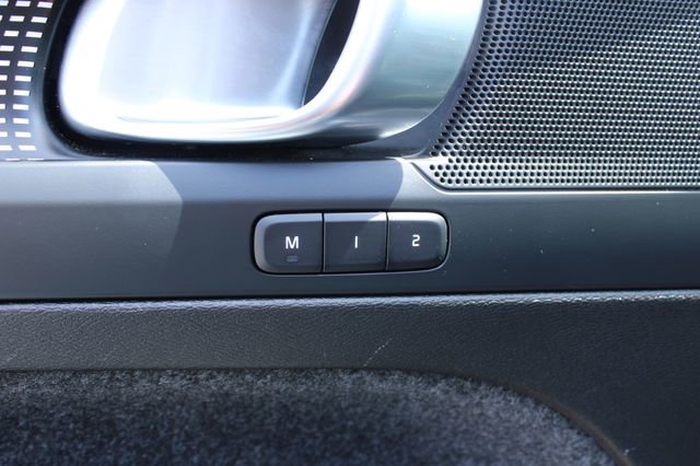 Used 2025 Volvo XC40 B5 Plus image 12